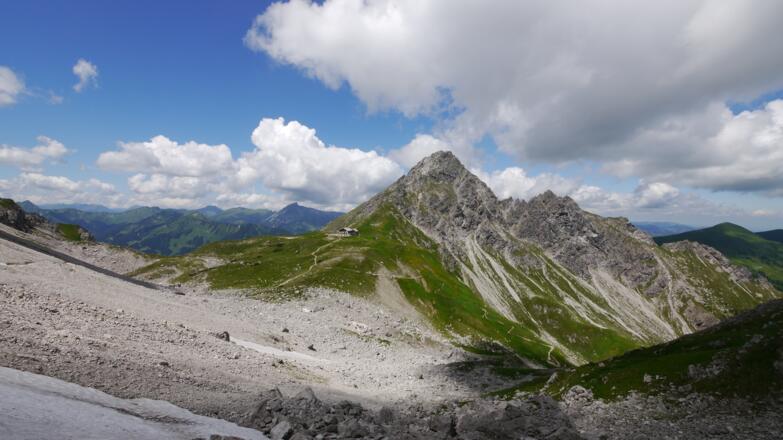 Die Fiderepasshütte in beeindruckender Lage.
