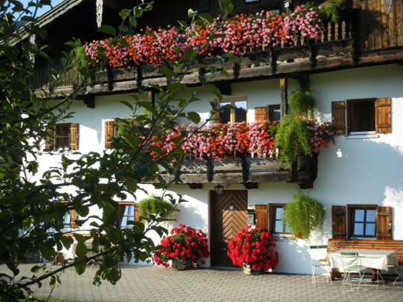 Bergerhof mit Blumen