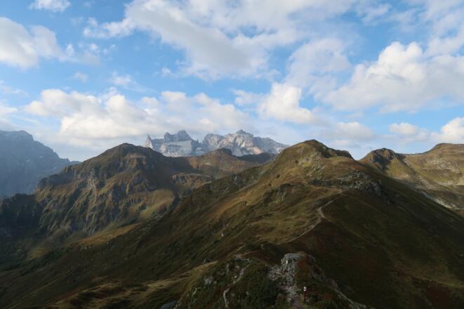 Der Golmer Höhenweg mit den Drei Türmen im Hintergrund