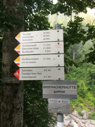 Tourstart : Wegweiser an Bushaltestelle neben der B 200