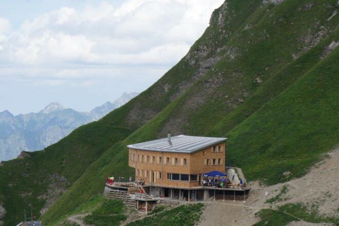 An den Hang geschmiegt - das Waltenberger-Haus in den Allgäuer Alpen