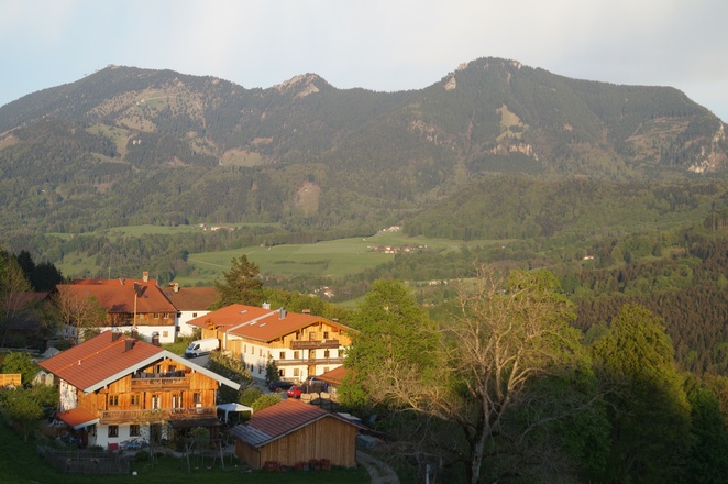 Der Schoberhof mit Blick zur  Hochries