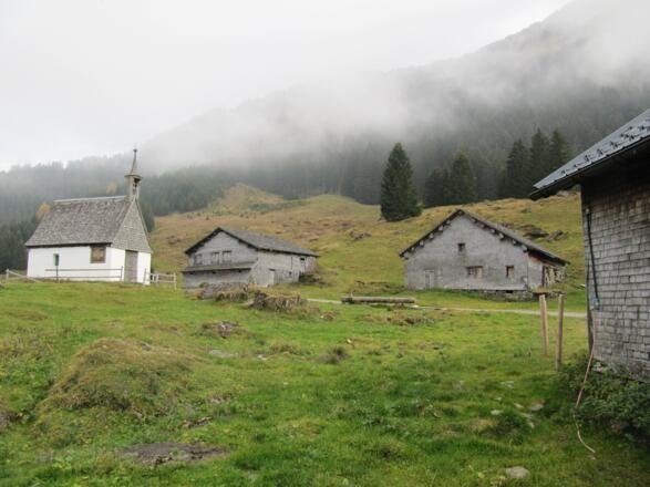 Hauseralpe mit der Kapelle von 1653. Beide Alpen gelten als typische Walser Alpsiedlungen und sind bis heute vorwiegend im Besitz von Laternser Bauern.