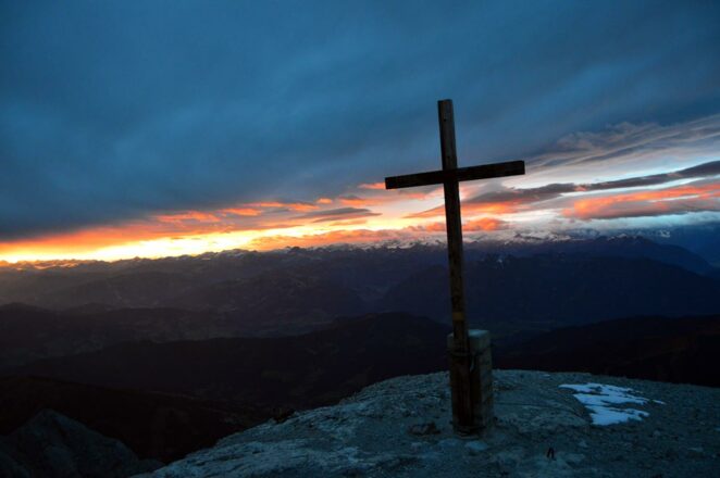 Gipfelkreuz Hochkönig bei Sonnenaufgang