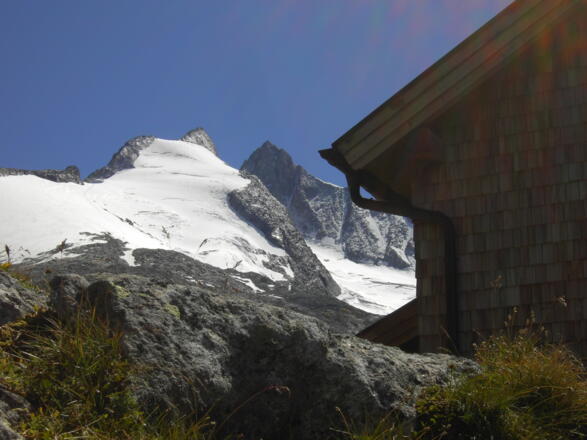 Zittauer Hütte mit Gabler und Reichenspitze