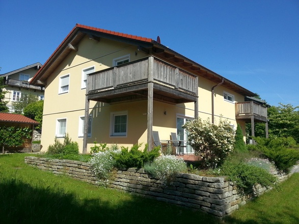 Hausansicht mit Terrasse