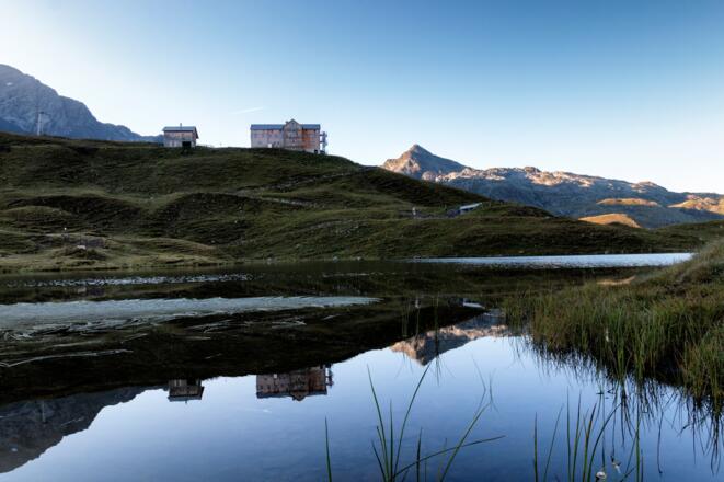 Neue Heilbronner Hütte mit Sonnenaufgangsstimmung