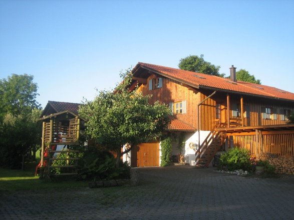 1. Ansicht Haus, Zufahrt