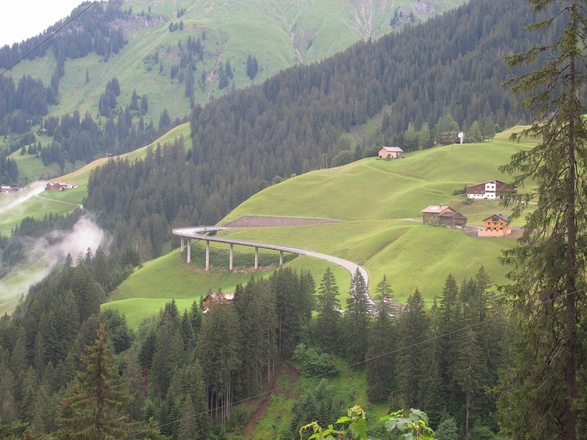 Die Kehre der Hochtannbergstraße beim Schröckener Ortsteil Schmitte ist ein imposantes Straßenbauwerk.