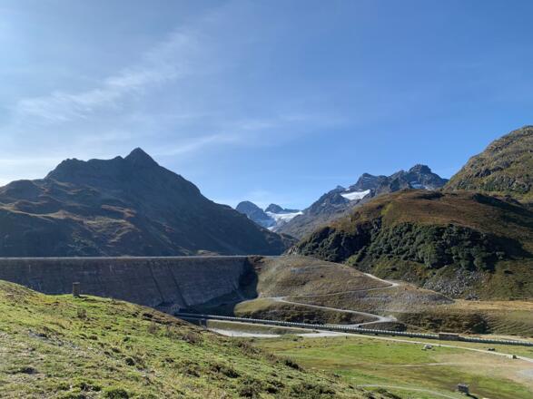 Staumauer des Silvrettasee mit dem Piz Buin im Hintergrund