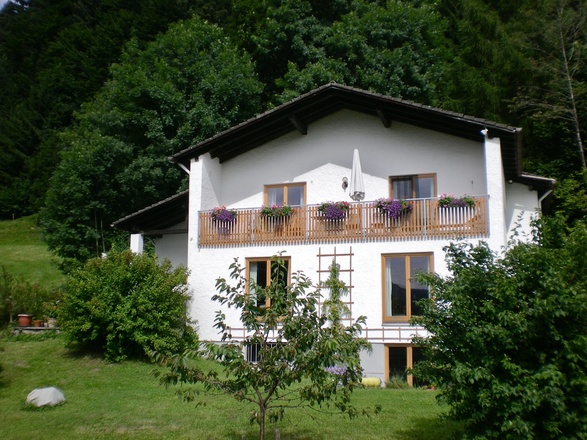 Hausansicht mit Ferienwohnung im 1. Stock