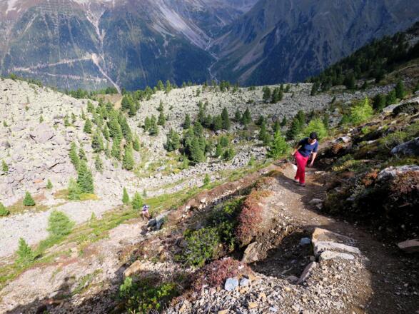 Die Flanken zum Karsee sind steil und wurden einst durch vorstoßende Gletscher aufgebaut.