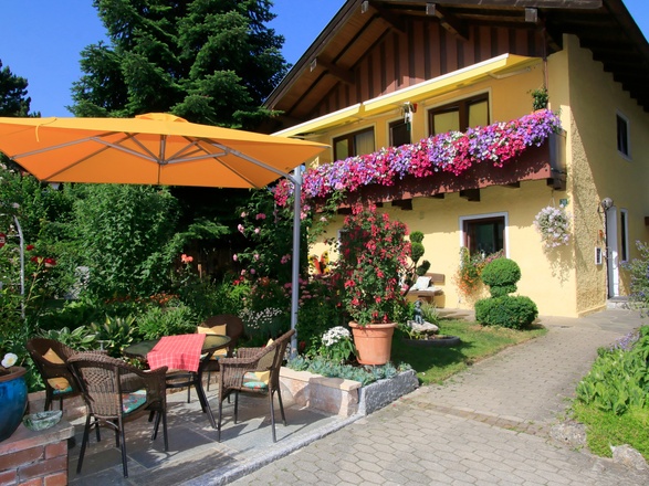 Hausansicht mit Sitzgelegenheit