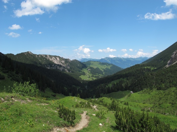 Blick vom Mattlerjoch, rechts hinten die Berge des Walser Kamms