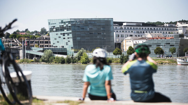 Fotostopp-in-Linz-mit-Blick-auf-AEC_Ober%c3%b6sterreichTourismusGmbH_MoritzAblinger_NEU
