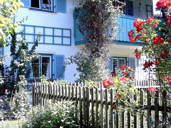 Hausansicht Ferienwohnung Weiß-Blau