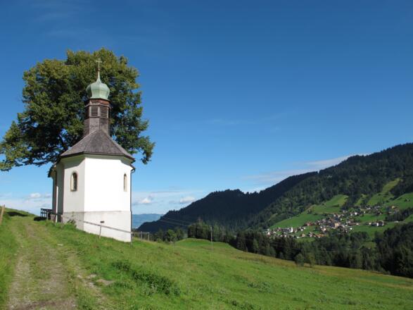 Wieskappelle und Laterns-Thal im Hintergrund