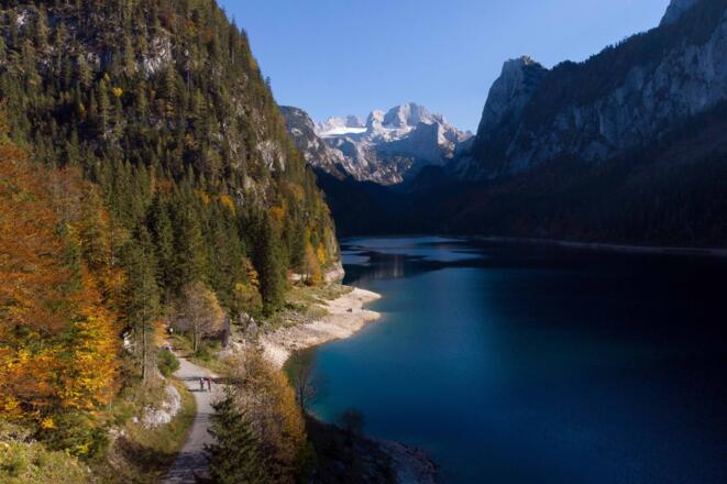 Der Gosausee samt Dachstein im Herbst beim Mountainbiken erleben