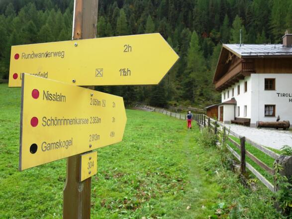 Nach überqueren des Fischbachs ist es nur ein kurzes Stück bis zum Hangfuß des steilen "Neaderwaldes", durch den der Steig empor führt.