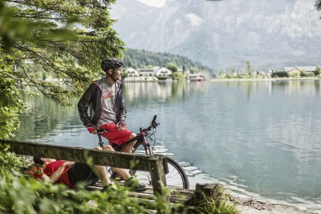 Blick auf den Hallstättersee entlang der Naturgenuss Runde