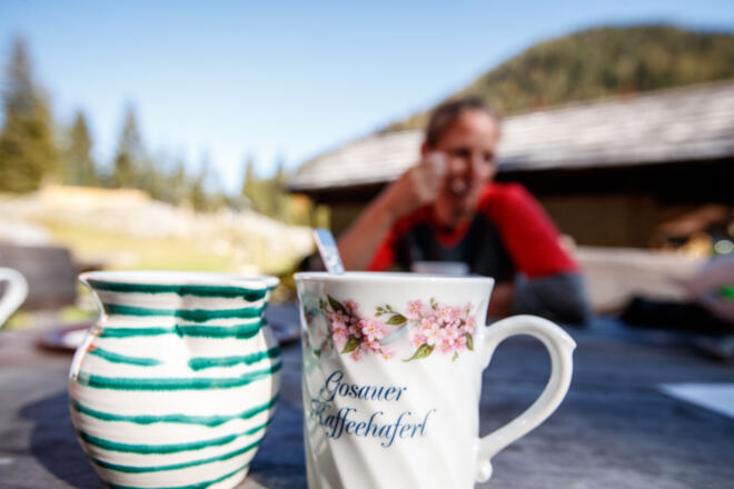 Ein Gosauer Heferlkaffee samt Mehlspeise darf auf einer Biketour nicht fehlen