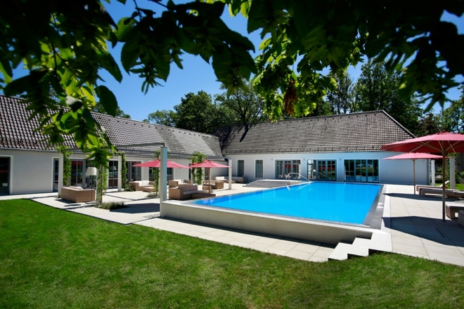 Pool und Liegewiese