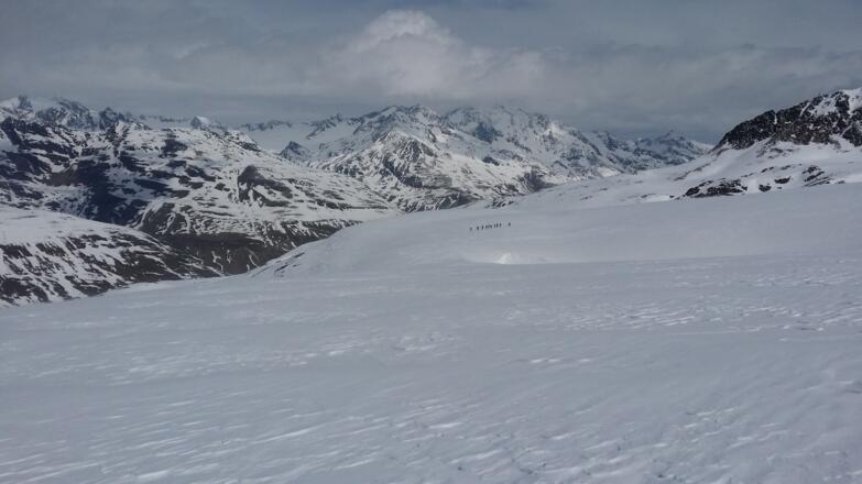 Blick talaus mit einer Gruppe Schneeschuwanderer die sich nicht so ganz an die Abstände am Gletscher halten.