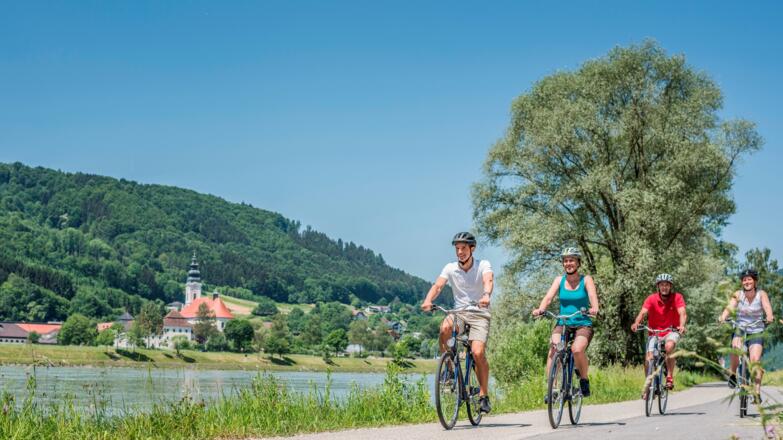 Donauradweg Blick auf Stift Engelszell