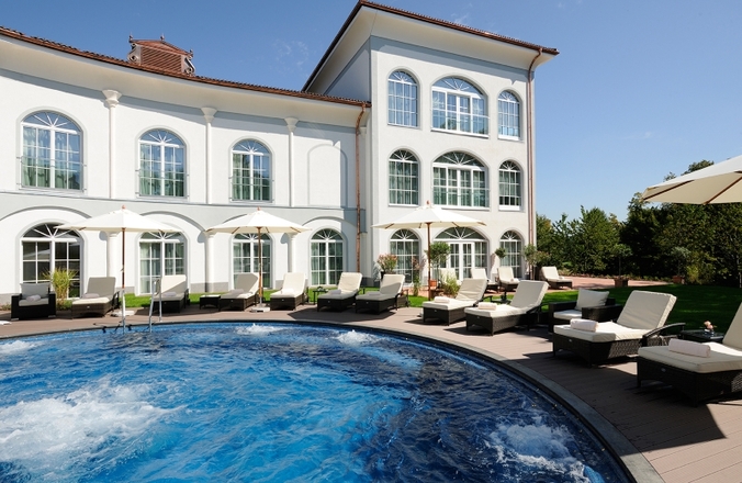 Hotel Gut Ising - Pooldeck im Außenbereich