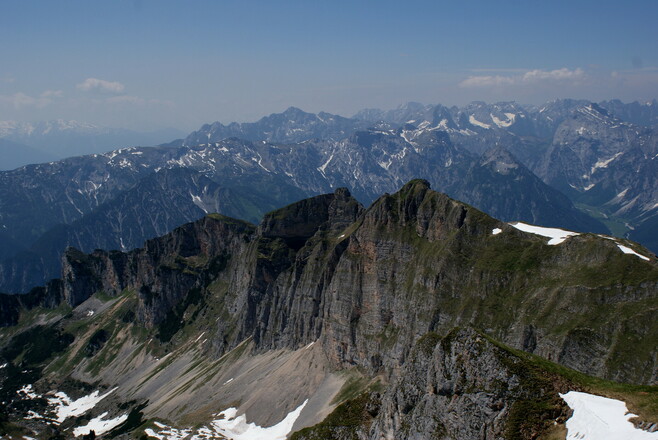 Der Dalfazkamm vom Hochiss gesehen, im Hintergrund das Karwendel.