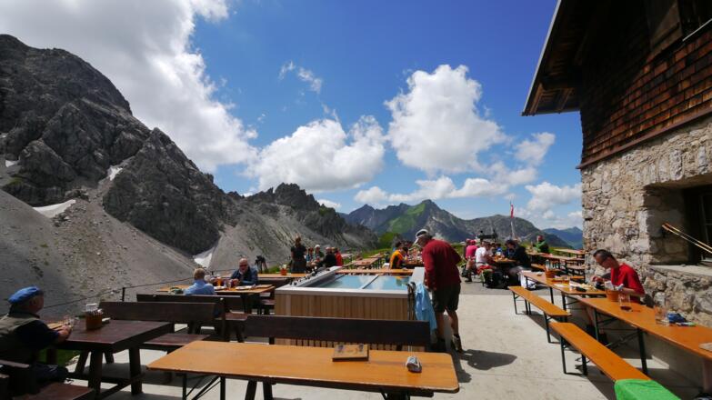 Sonnenterrasse mit grandioser Aussicht an der Fiderepasshütte