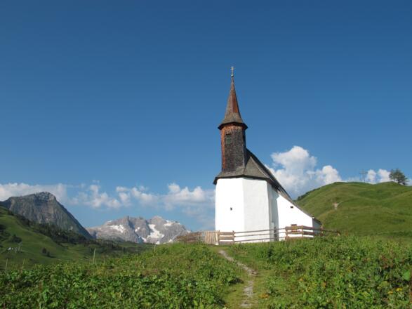 Kapelle St. Jakob am Simmel, im Hintergrund die Juppen- u. Braunarlspitze