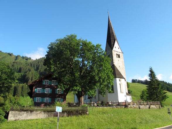Kirche und Pfarrhaus von Mittelberg
