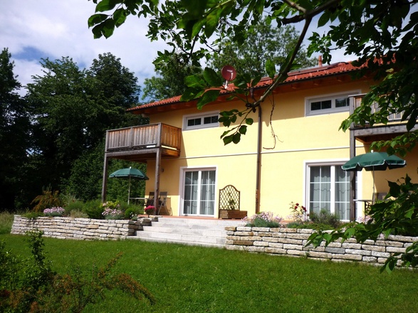 Hausansicht Terrasse und Balkon