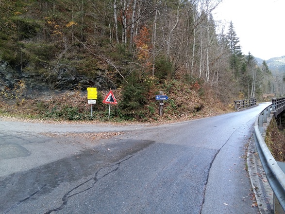 Güterweg Schwarzenbach gerade aus in Richtung Ottino (ehem. Jausenstation)
