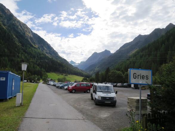 Der große Parkplatz am Ortsende von Gries ist gebührenfrei.