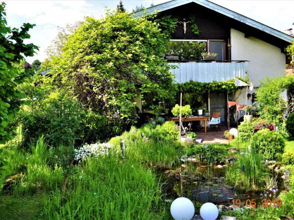 Hausansicht mit Garten