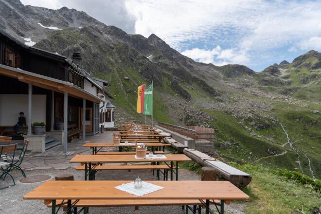 Terrasse der Tübinger Hütte (c) Martin Vogel / Vorarlberg Tourismus