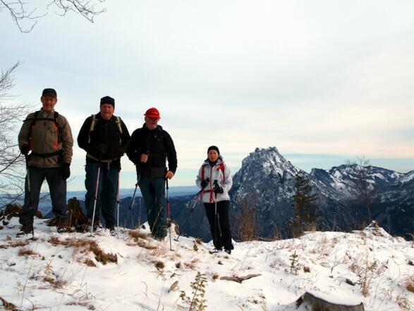 Wandergruppe am baumlosen Kamm (1220m) des Fahrnaugupfs