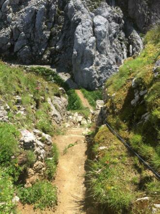 der kurze Zwischenabstieg über lehmige Stufen