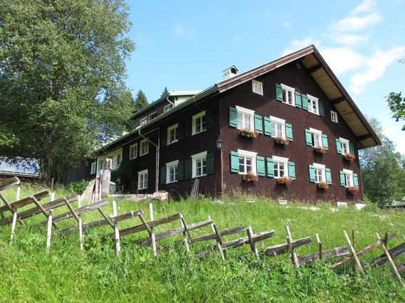 Walserhaus mit &quot;Schreeghaag&quot; in der Parzelle Au (Hirschegg). Diese Holzzäune waren früher im ganzen Kleinwalsertal üblich.