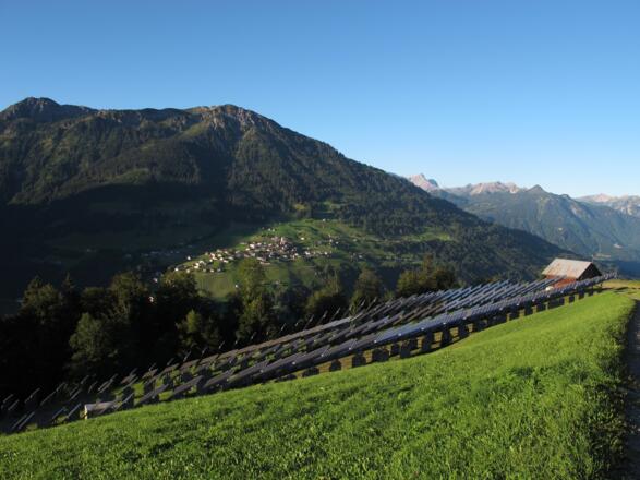 Am Leusorgweg - Photovoltaikanlage in Blons mit Blick auf Raggal mit Hohem Frassen