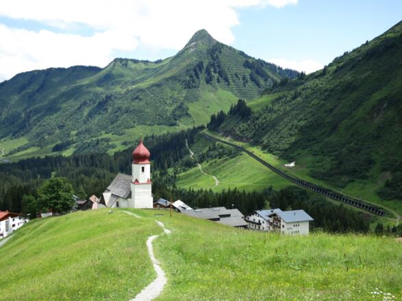Damüls mit Zafernhorn. Rechts der Kirche erkennen wir die Lawinengalerie zum Faschinajoch, auf der ein Wanderweg verläuft.