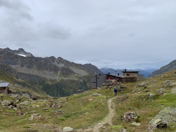 Blick zum Winterlager der Silvrettahütte SAC
