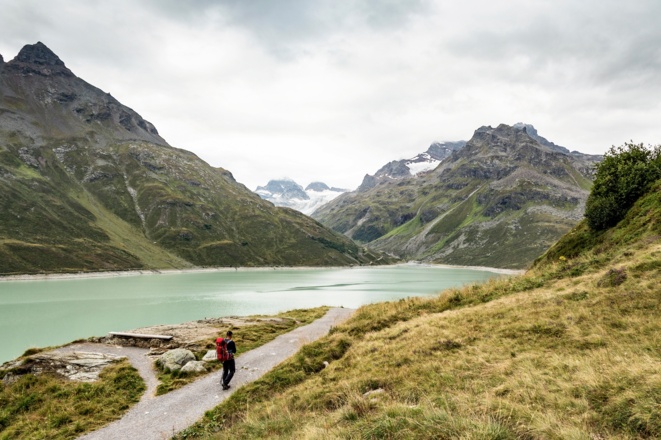 Am Silvrettasee entlang, vor einem der Piz Buin mit dem Ochsentaler Gletscher