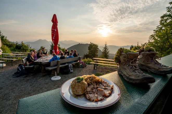 Gastgarten Panoramablick mit Holzofenbradl