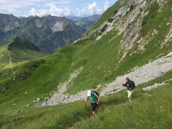 über kupiertes Wiesengelände geht es mäßig steil nach oben