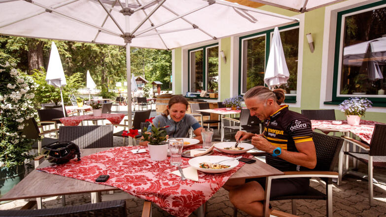 Beim Gravel Biken im Dachstein Salzkammergut kommen die Pausen nicht zu kurz