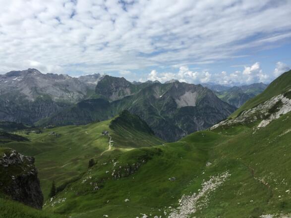 Blick zurück zur Biberacher Hütte mit Lechquellengebirge