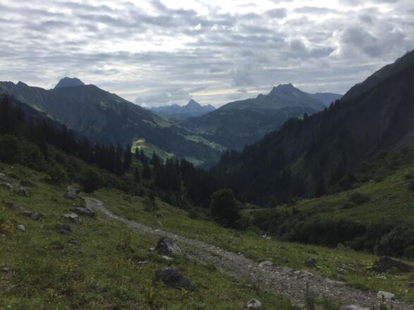 Rückblick zum links hervorspitzelnden Widderstein